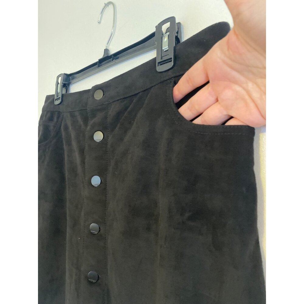 Black Button-Front Faux Suede Mini Skirt By Express Jeans Size 12 With Pockets - Picture 2 of 6